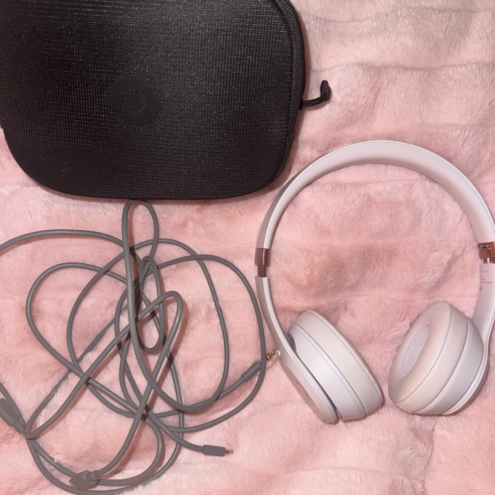 Beats by Dre White Over-Ear Headphones with Black Case